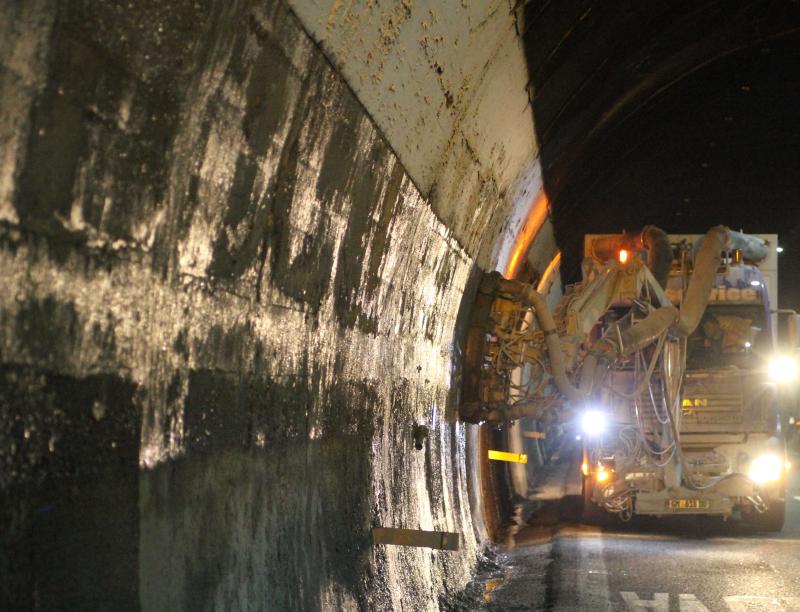 Idroscarifica superfici in galleria e successiva riverniciatura